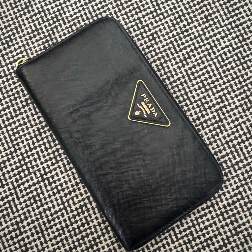 ❌❌❌ SOLD ❌❌❌ 
Prada Black Leather Zip Card Holder with Gold Logo